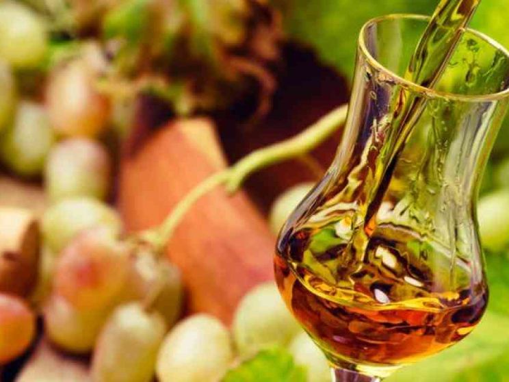 A Pasqua vince il pranzo a casa. E la grappa è protagonista