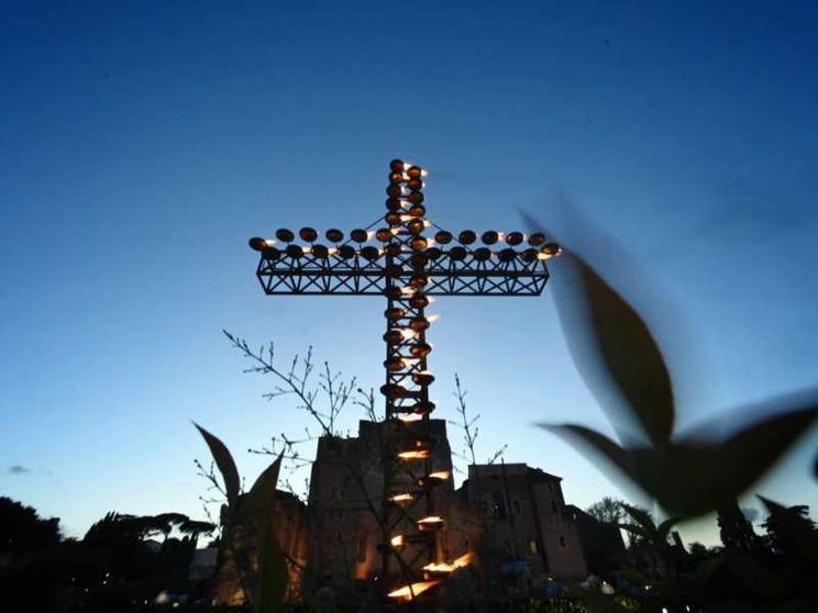 Il mondo al Colosseo per la Via Crucis. «Gesù ridà forza a chi è caduto»