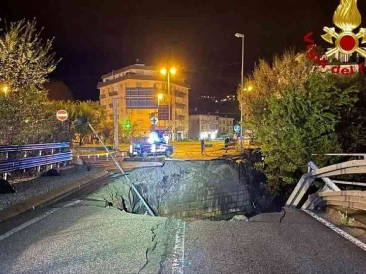 Padre e figlio finiti nella voragine, trovati i corpi