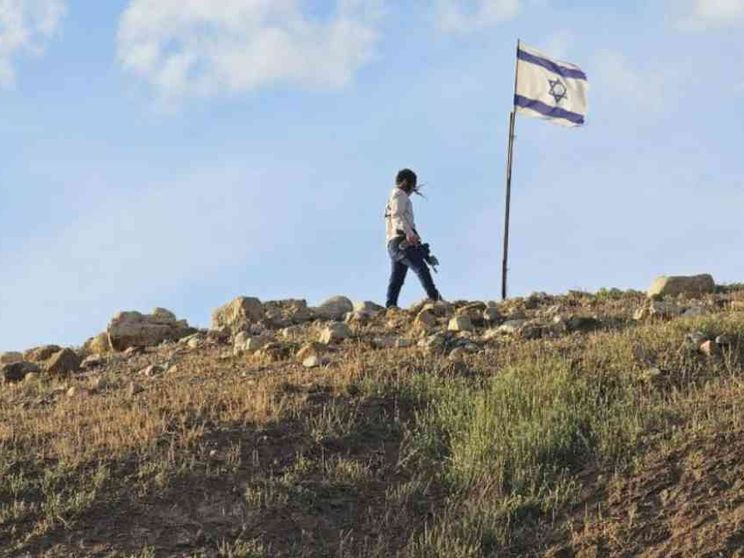 I picnic con le armi in pugno dei giovani coloni: viaggio in Cisgiordania