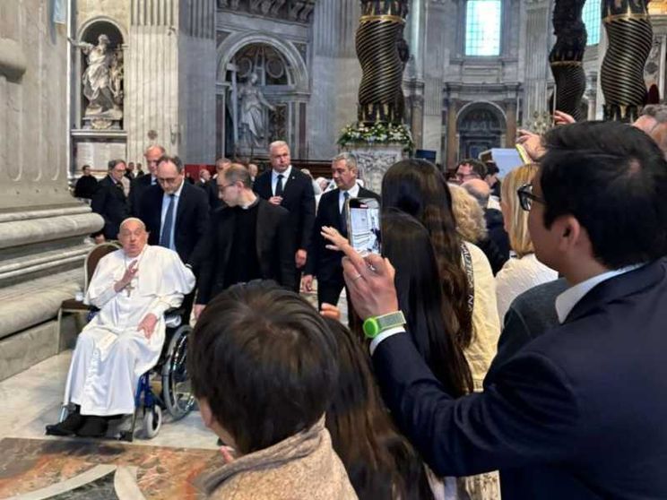 Il Papa prega in Basilica e a Pasqua vorrebbe esserci