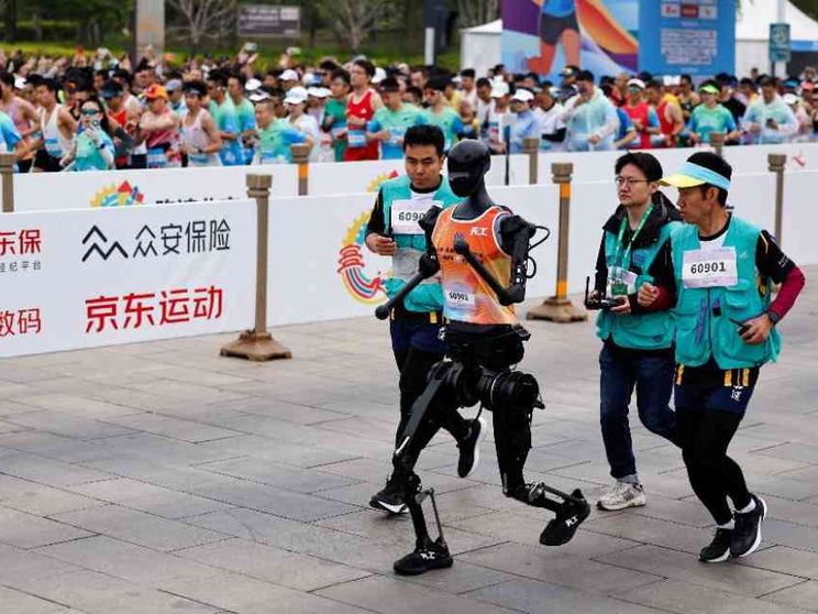 A Pechino la prima mezza maratona per robot umanoidi