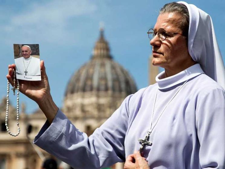 Il lungo addio a papa Francesco: il mondo è in lutto