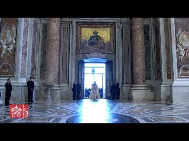 I gesti, le parole, gli abbracci: il Papa delle prime volte