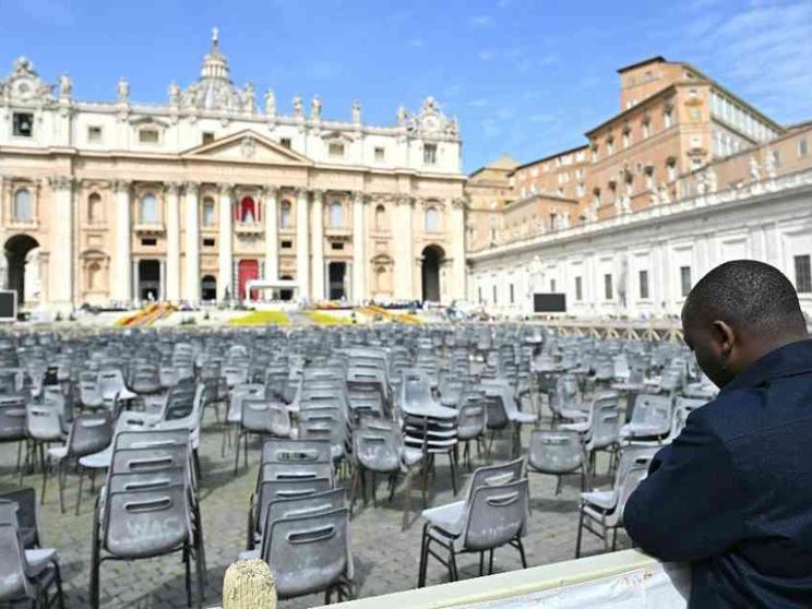 «Signore, insegnaci ad essere come lui»: la preghiera da recitare per il Papa