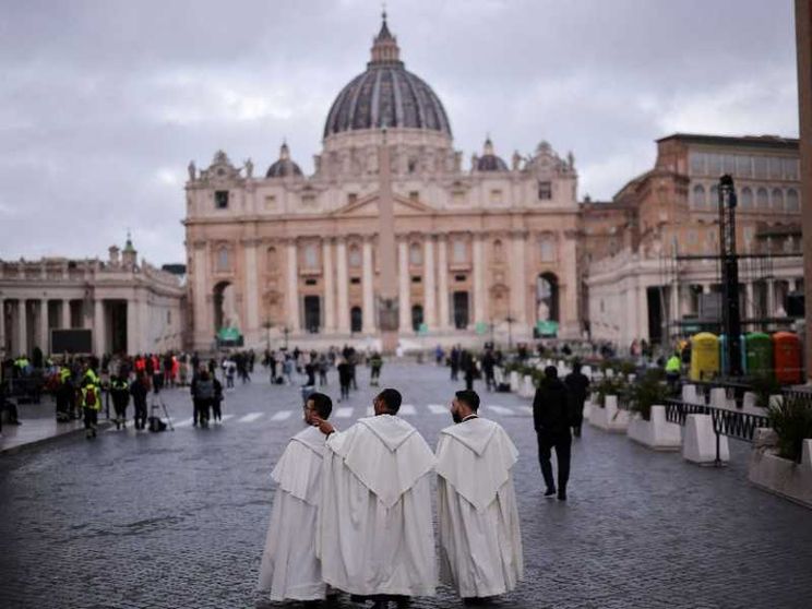 Papa Francesco torna a San Pietro, l'affetto dei fedeli in basilica