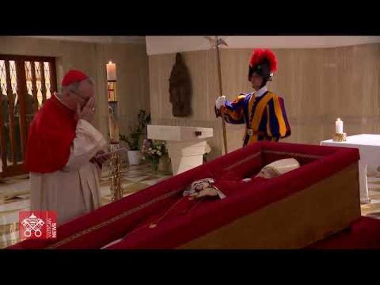 Il Papa nella bara: il linguaggio della semplicità