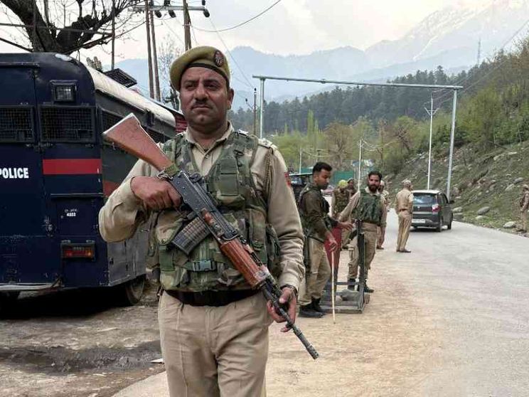 Attacco contro un gruppo di turisti nel Kashmir: 28 morti