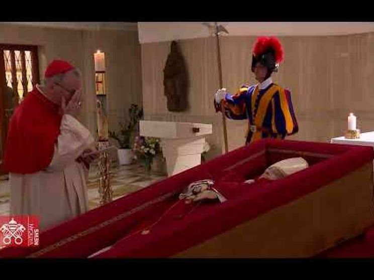 Il Papa nella bara: il linguaggio della semplicità