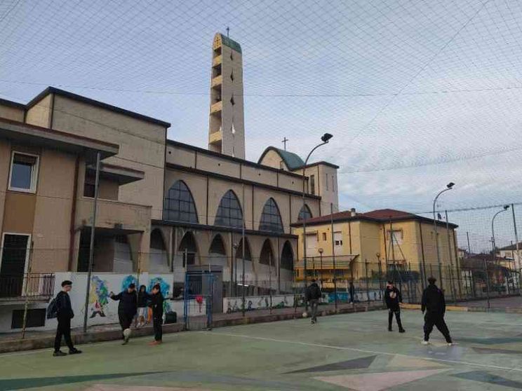 La droga e il vuoto: i ragazzi che don Andrea prova a salvare