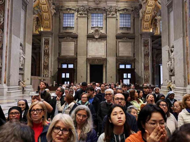 Ventimila fedeli per papa Francesco. Il saluto è continuato nella notte