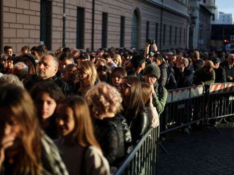 Cosa muove quella moltitudine in fila per il Papa