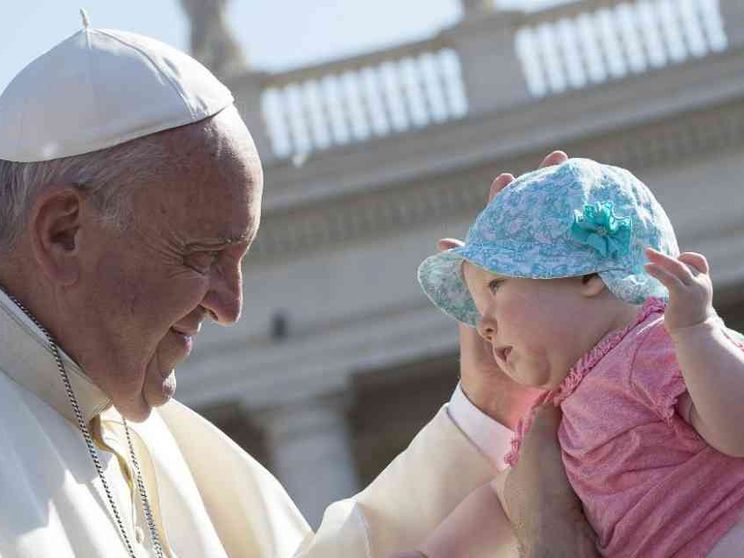 Aborto, eutanasia, maternità surrogata: la bioetica di Francesco