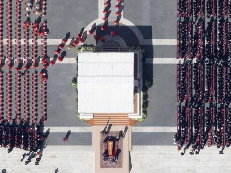 Il popolo e i potenti, l'omelia di Re, gli applausi: i funerali di Francesco