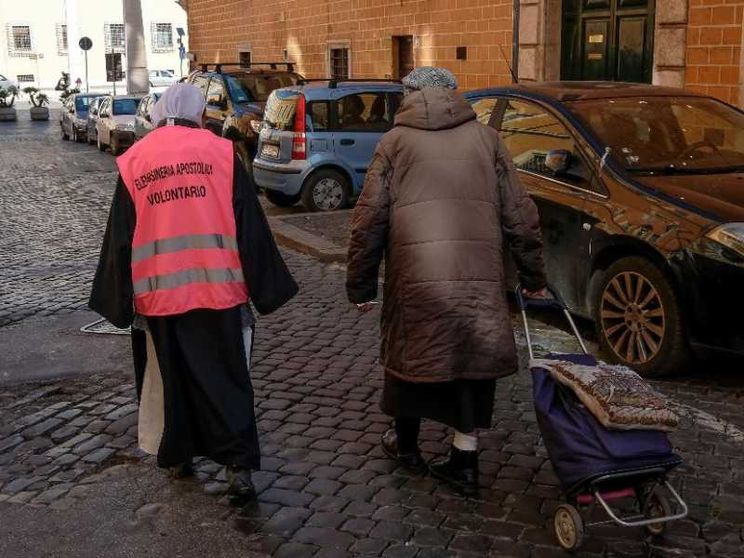 I clochard di piazza San Pietro: «Adesso speriamo non ci mandino via»