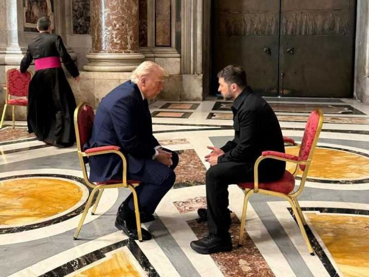 Il faccia a faccia «storico» di 15 minuti tra Zelensky e Trump a San Pietro