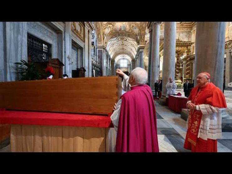 La preghiera, poi i sigilli: il rito della tumulazione di Francesco
