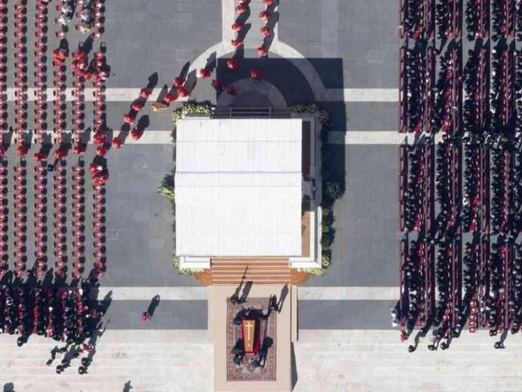 Il popolo e i potenti, l'omelia di Re, gli applausi: i funerali di Francesco