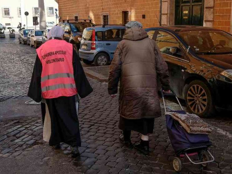 I clochard di piazza San Pietro: «Adesso speriamo non ci mandino via»