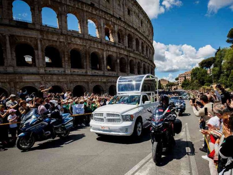 Sulla papamobile, in mezzo alla gente: l'ultimo viaggio di Francesco