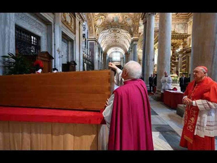 La preghiera, poi i sigilli: il rito della tumulazione di Francesco