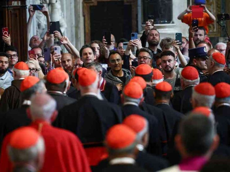 I cardinali, acclamati dalla folla, in preghiera sulla tomba di Francesco