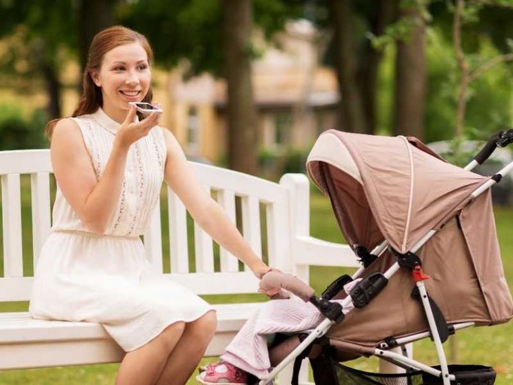 Che sofferenza per i piccolissimi se la mamma è assorbita dallo smartphone