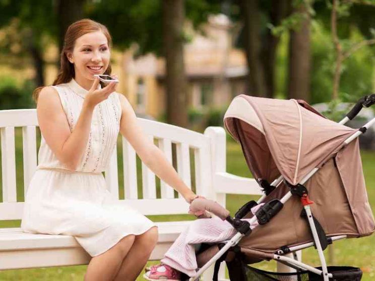 Che sofferenza per i piccolissimi se la mamma è assorbita dallo smartphone