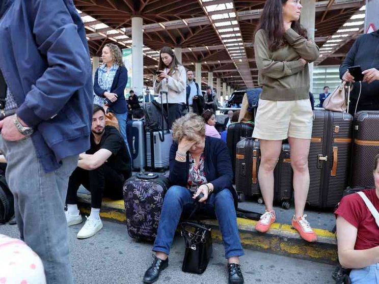 Blackout in Spagna: metro e treni bloccati. «Non uscite di casa»
