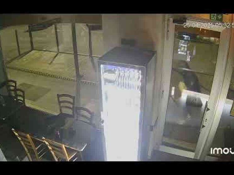 A Milano l'irruzione nel bar vicino alla Regione. I titolari: «Siamo soli»