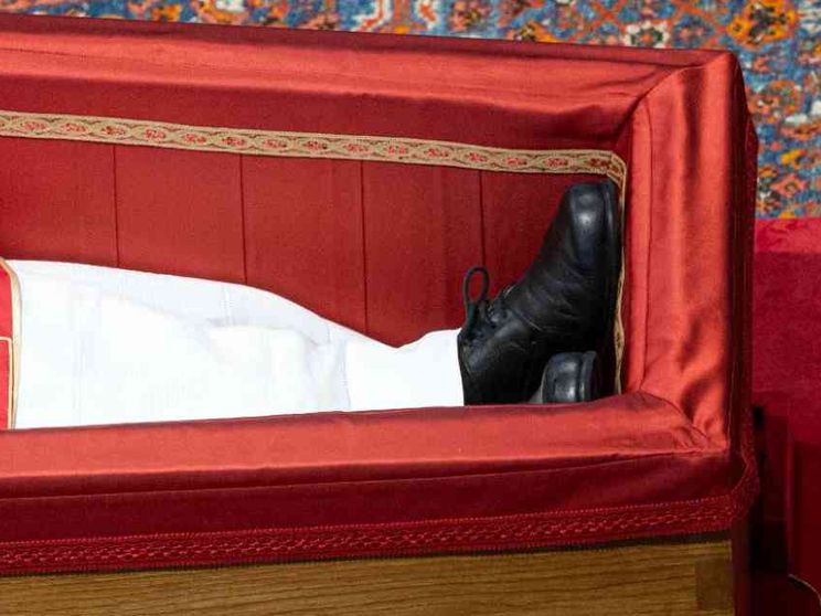 Le scarpe indossate nella bara ci dicono tanto del Papa