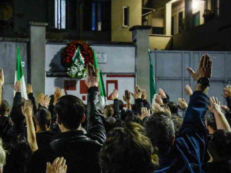 Saluti romani (e "Bella Ciao") al corteo per Ramelli