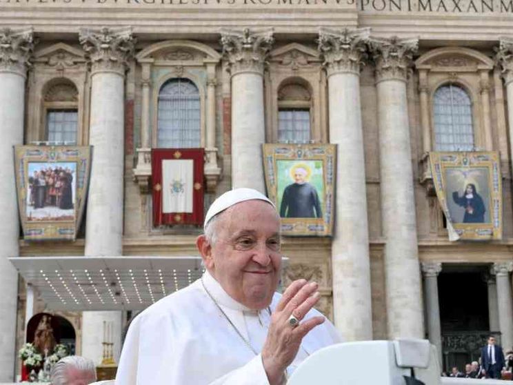 Papi, missionari, donne: tutti i (942) santi di Francesco