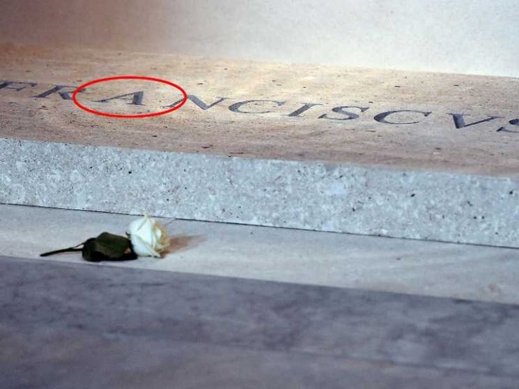 Lasciate così la lapide di Francesco: quella “A” c'entra con l'amore