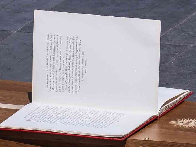 Cosa dice la pagina di Vangelo che il vento ha aperto ai funerali del Papa