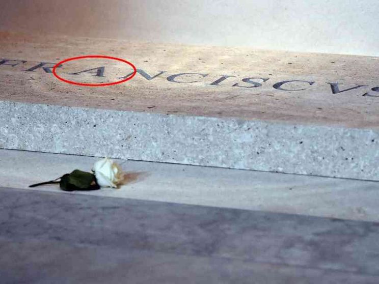 Lasciate così la lapide di Francesco: quella “A” c'entra con l'amore