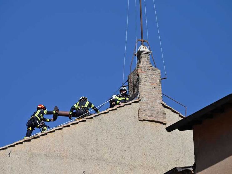 Montato il comignolo sulla Sistina. Da lì arriverà la fumata bianca