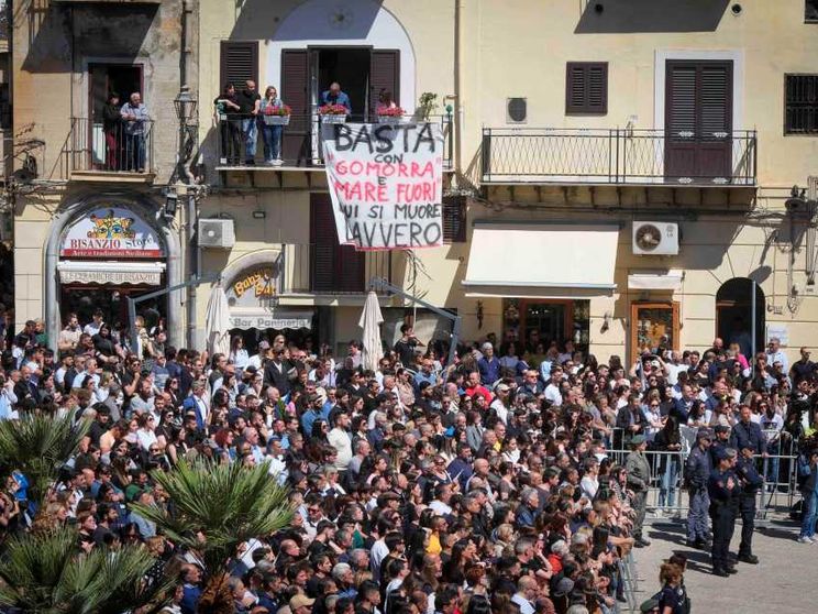 «Perché tanta violenza?». E ai funerali spunta uno striscione contro Gomorra