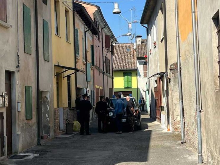 Padre di 4 figli accoltella la moglie in casa e poi si schianta nella fuga
