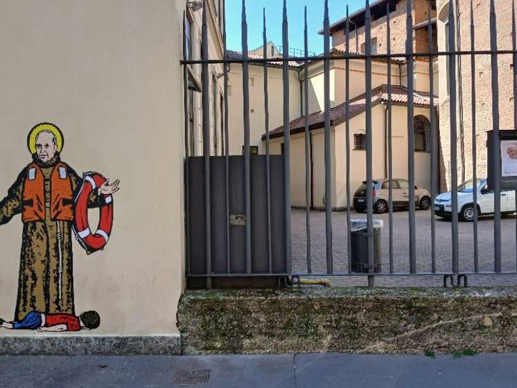 Francesco e il piccolo Alan, un murales a Milano