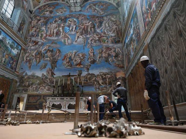 Gli 80 sigilli, le vetrate oscurate, le due stufe... La logistica del Conclave