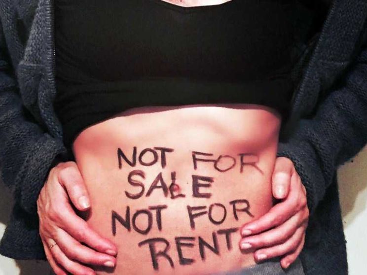 La Spagna vieta la registrazione dei nati all'estero da utero in affitto