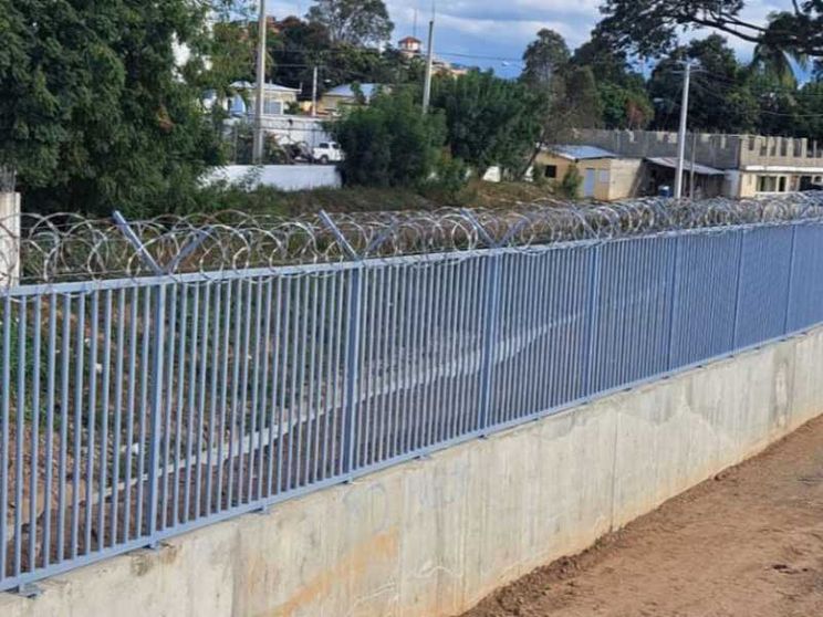 La fuga degli haitiani dalle gang si schianta contro il muro dominicano