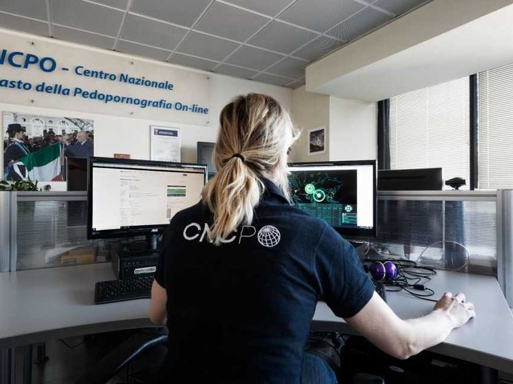 Quegli orchi che adescano minori sui social e dentro le chat dei videogames