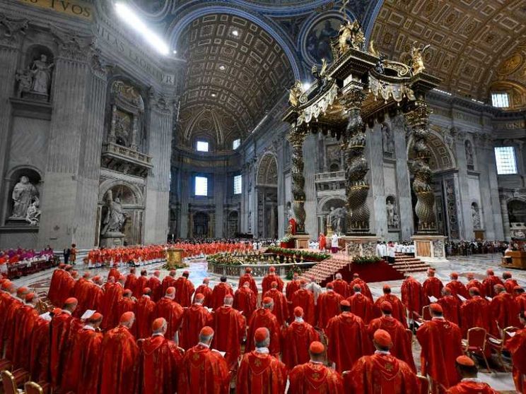 Il cardinale Re: «Un Papa per il bene della Chiesa e dell'umanità»