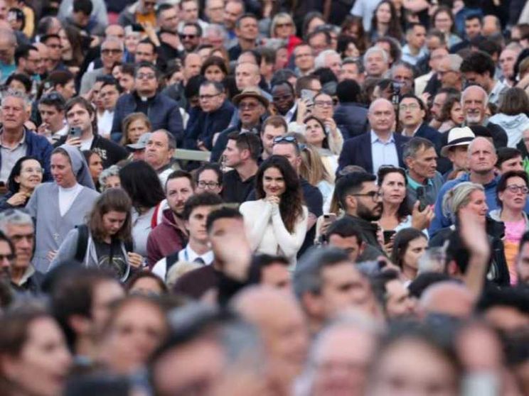 Un mondo in preghiera per l’elezione del nuovo Papa