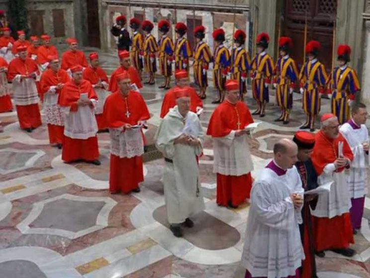 Le immagini e le suggestioni dei riti che hanno aperto il Conclave