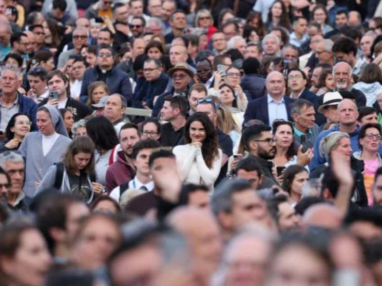 Un mondo in preghiera per l’elezione del nuovo Papa