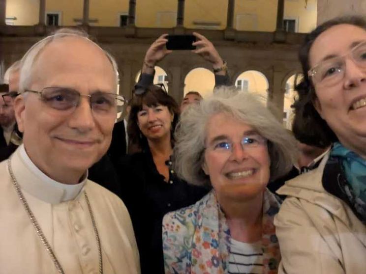 La visita a sorpresa al Sant'Uffizio, poi la Messa: i primi passi del Papa