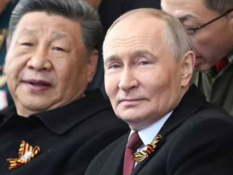 Putin e i suoi “fratelli” alla parata. E l'Ue vuole processarlo